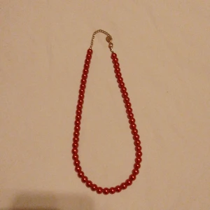 Pärlhalsband Montini Nyskick  - Pärlhalsband från Montini längd ca 49 cm med lås och förlängning,  Halsbandet är i Nyskick 