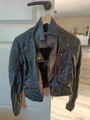 Skinnjacka, Gina Tricot  - Skinnjacka från Gina Tricot i storlek 36. Har fått en fläck på ena axeln (se sista bilden), annars är den i bra skick!