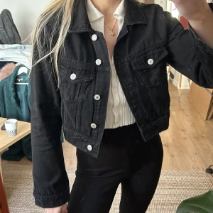 Svart jeansjacka - Supersnygg croppad jeansjacka från Pull & Bear, använd men ingenting att anmärka på. 🎈