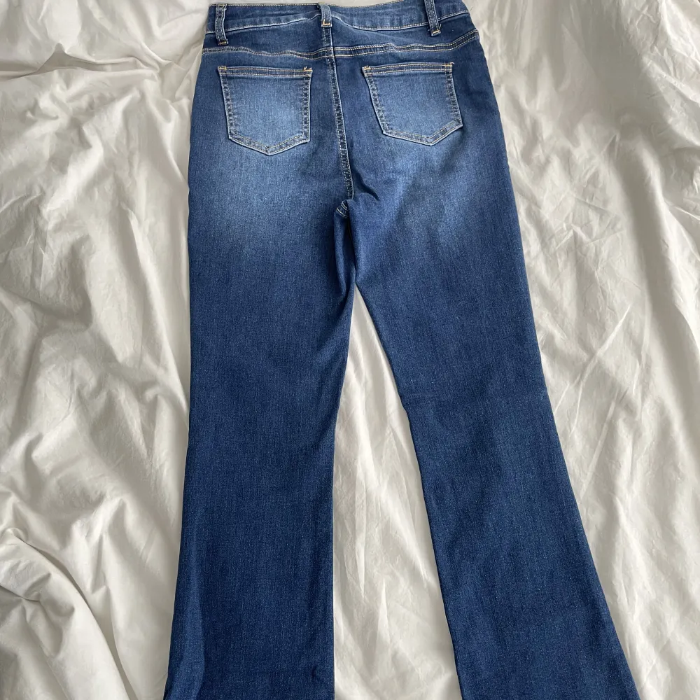 Relativt oanvända jeans som är stretchiga och sitter väldigt bra. Säljer pga ingen användning och hade passat bättre hos någon annan. Bra längd i benen med lite bootcut. Jättefina byxor. Strl 27 men passar även 28 och möjligtvis nån storlek till. Jeans & Byxor.