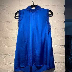Vårrensning! Blus med hög krage från Zara i en fin koboltblå färg. Passar under kavajen eller till en kjol. Inga anmärkningar. Använd Max 3 gånger. Köpare står för frakt. 