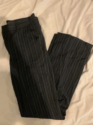 Kostymbyxor & stickad tröja, 60kr/st - 1: randiga kostymbyxor (sitter som en smäck), S  2: Stickad mysig tröja, S   3: kostymbyxor H&M, storlek 38