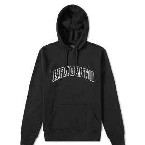 Säljer denna svarta Axel Arigato hoodie! Den är i nyskick och knappt använd!🤩 Storlek XS Herr så oversize!