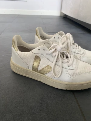 Veja skor  - Veja skor med guldiga detaljer storlek 38. 