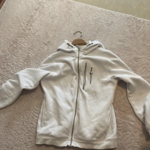 Sailracing kofta - Jag säljer min sailracing kofta som är köpt från kidsbrandstore i storlek 160. Inga fel på den. Köptes för 900 kr. Säljer den på grund av lite andvändning. Pris kan diskuteras 