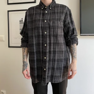 Skjorta - Långärmad skjorta, använd 2 gånger. Jag är 160 cm lång. Medium i herrmodell 