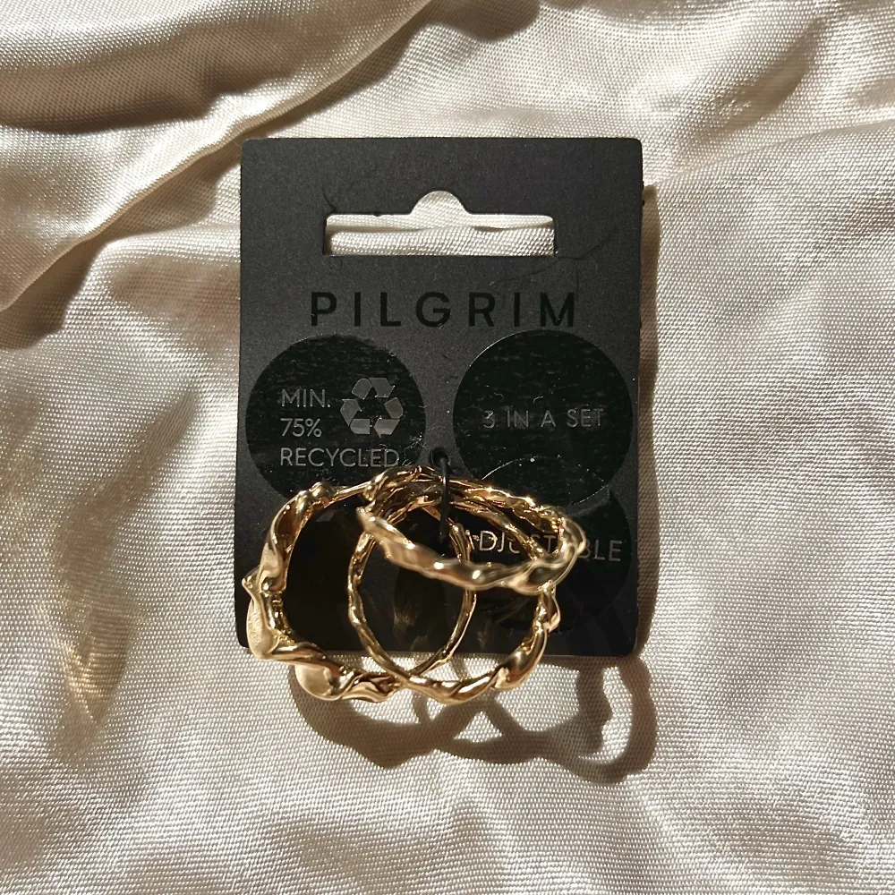 Säljer dessa tre helt nya och oanvända justerbara guldpläterade ringar från pilgrim. Nypris 400kr säljer för 130kr inklusive frakt 😊(!! Tryck inte på ”köp nu”!!). Accessoarer.