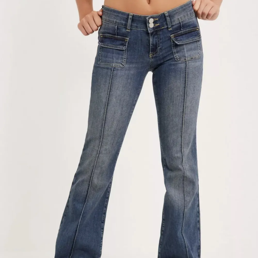 Assnygga jeans! Köpt på Plick men de var tyvärr för korta på mig. Storlek 40 men passar på mig som har 38. (Kika gärna in mina andra annonser med!) . Jeans & Byxor.
