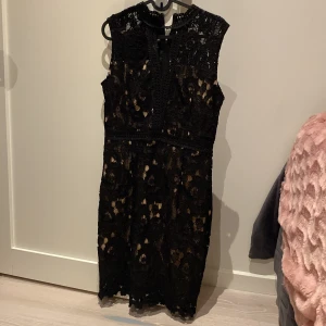 Festklänning  - Finns i Norrköping, går att fraktas Splitterny klänning med prislapp på  Storlek L men passar en M även  