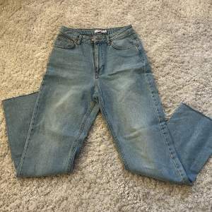 Blå jeans från NA-KD i bra skick, storlek 34