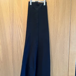 Smala kostymbyxor svarta strl 40 - Sällan använda, liten slits vid benslutet. Svarta. Mått: midja 45 längd 96