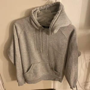 Grå hoodie - Säljer denna gråa hoodien från bikbok eftersom jag inte använder den, storlek xs köparen står för frakt💕