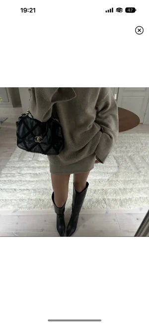 Stickat set nakd - Säljer detta stickade setet från lojsan Wallins kollektion med nakd❤️ helt slutsålt! Lappen är kvar på kjolen och tröjan är använd en gång🥰 tröjan är i s och kjolen i m(passar även s och xs bra!)