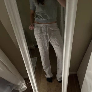 Linnebyxor beige - Säljer dessa superfina linnebyxor i superbra skick! Köpta för ca 700 säljer för 250. Köparen står för frakt! 