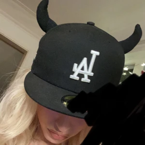 LA snapback  - Sydde på hornen själv, kommer aldrig till användning så säljer den!🫶🏻 kan gå ner i pris vid snabb affär🦇