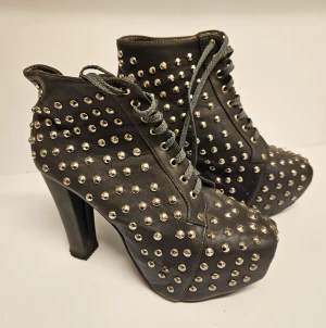 Boots med nitar från Jojo Cat - Grå ankel boots med nitar från Jojo Cat. Använda men fint skick.  Storlek 37. Nypris ca 500 kr. 