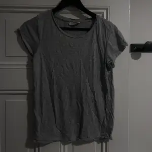 En grå oanvänd T-shirt från Kappahl. Storlek S💕