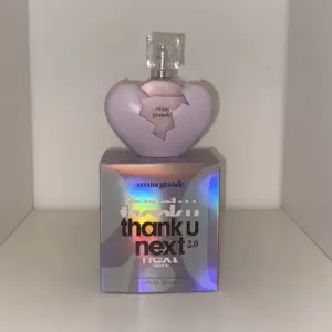 Säljer denna Ariana Grande 30ml tun parfymen, den har ca 75% kvar