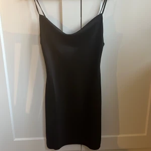 Festklänning  - Hej! Säljer min fina festklänning från Urban outfitters. Köpt för 500kr och är bara använd en gång! 
