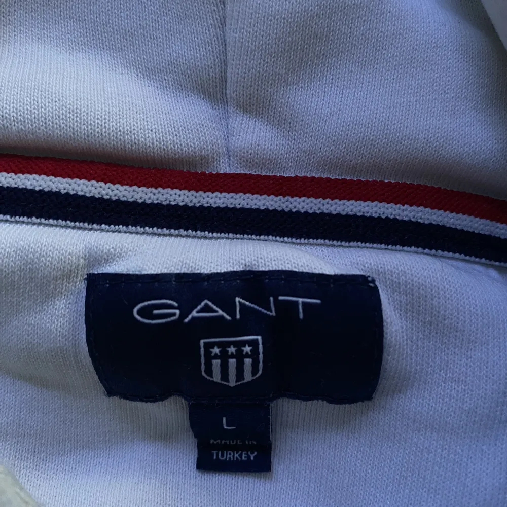 Gant hoodie i storlek L men sitter som en S. Den är i bra skick men har en liten fläck vid fickan men inte så jätte synlig. Skriv vid frågor osv, lägg gärna egna prisförslag 💘. Hoodies.