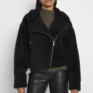 Teddy zipper jacket - Jättefin teddyjacka i väldigt bra skick. Knappt använd. Den är slutsåld på hemsidan.