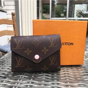 Brun och rosa plånbok från Louis Vuitton i gott skick. Den hat änvandts lite och leverans med lådan. För mer information eller fler foton skriv till mig privat.