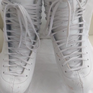 Konståkningsskridskor - Passar nybörjaren som hoppar några enkelhopp då båda skridskorna är knäckta. Är annars i bra kvalitet. Många skråmor finns runtom skridskorna, men det påverkar ej när man åker. Kan täckas över. Medelstor stl 39. Skicka dm vid frågor eller fler bilder! <3