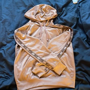 nike tracksuit  - över snygg tracksuit från nike, VINTAGE😍😍Skric privat för fler frågor eller bilder❤️