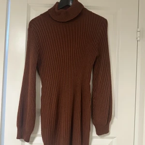 stickad klänning  - Fin och skön stickad klänning, perfekt till vädret. Bra skick knappt använd. pris kan diskuteras 