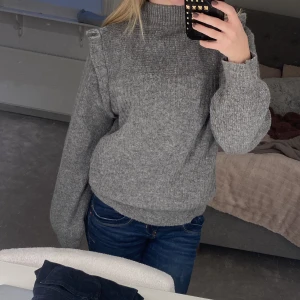 Stickad tröja med gulliga ärmar - Säljer den då jag aldrig använder den, ny skick. Vet inte vad det är för märke dock🤷🏼‍♀️