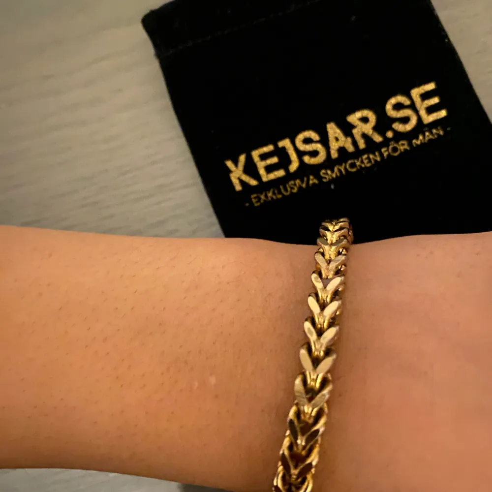 Länk armband köpt från kejsar.se  Mycket bra skick Doppad i äkta guld Både för herr och dam (unisex) länk armband   Tar emot bud . Accessoarer.