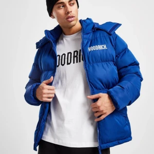 Hoodrich Puffer Vinterjacka - Denna nya vinterjacka är i ny skick, får mej att bli varm under vintern, och är extremt snygg. Den är limited edition, alltså den säljs ej längre. Köptes för 2999, säljer för 1999🔥