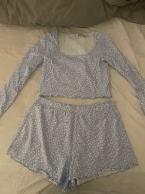 Pyjamas st M - Supersöt pyjamas från H&M i st M. Passar en S. aldrig använd❤️
