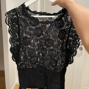 Spets tröja  - Svart spets topp i storlek S. Aldrig använd. 