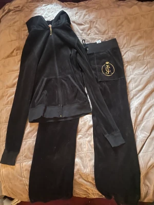 svart juicy set🖤✨ - svart juicy set men extra guld ditaljer och fickor fram och bak😍😍