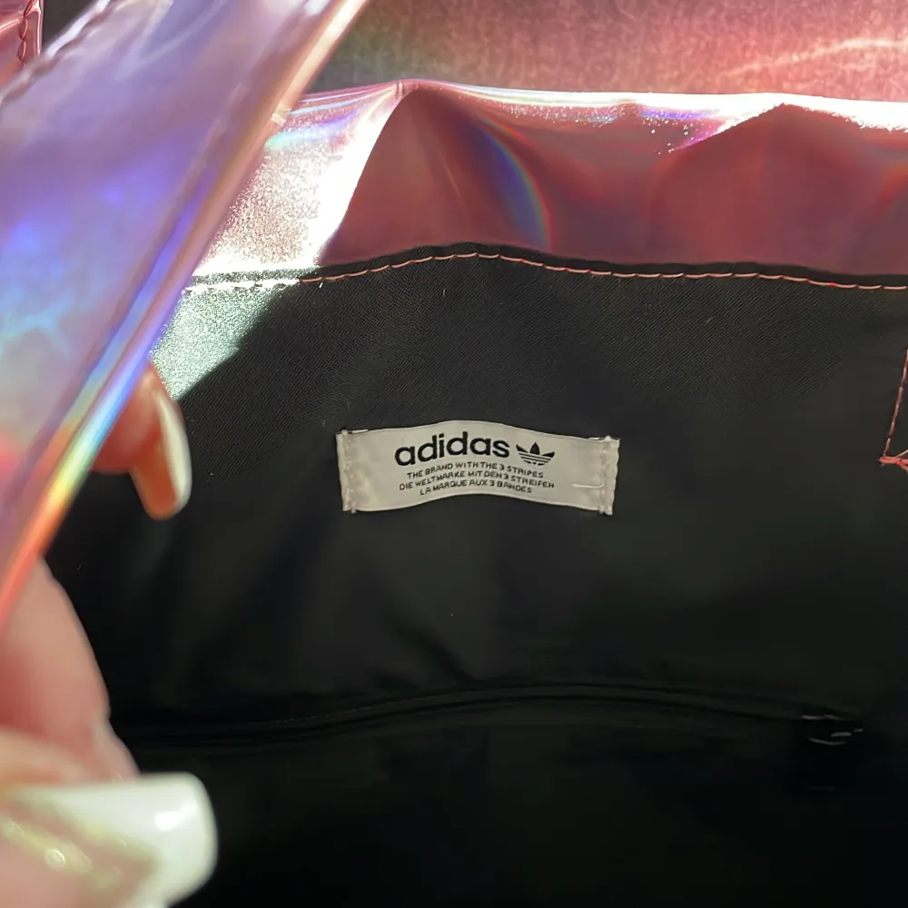 Supercool och snygg rosa skimrande väska ifrån adidas, jättefint skick. Accessoarer.