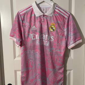 Real Madrid fotbolls tröja i storlek M, finns även i S Fans version Aldrig använd
