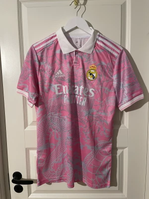 Real Madrid fotbollströja - Real Madrid fotbolls tröja i storlek M, finns även i S Fans version Aldrig använd