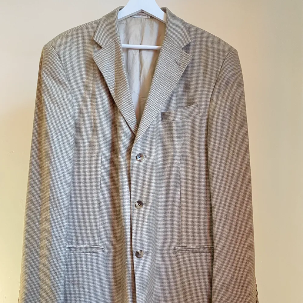 Beige oversized kavaj från Geoffrey Beene köpt vintage i Paris. Storlek 42 men stor och oversized. 52% Silk 48% Wool Gott skick, inga tydliga tecken på användning. . Kostymer.