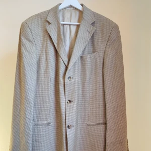 Oversized kavaj - Beige oversized kavaj från Geoffrey Beene köpt vintage i Paris. Storlek 42 men stor och oversized. 52% Silk 48% Wool Gott skick, inga tydliga tecken på användning. 