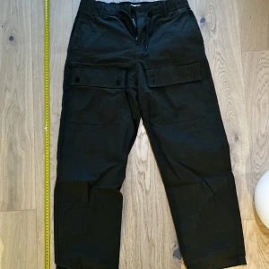 Weekday Cargo Mörkgröna - Mörkgröna Weekday Cargo byxor. Storlek S. Har dragband vid midjan. Sitter som en W30 L30. 