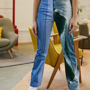 Hosbjerg-byxor - Supersnygga byxor med surfprint från märket Hosbjerg. Mycket varsamt använda! Storlek large men passar även medium mot small fint. Glömt bort inköpspris men finns liknande från samma märke ute för 1200. (Första bilden är lånad)