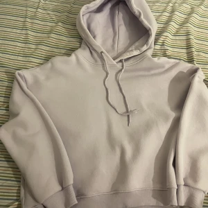 Lila Hoodie - Stor, mysig lika hoodie som är perfekt för vintern!  Oanvänd pga för stor storlek (L/XL)