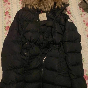 Mocler jacka - Köpte för 14tusen vill sälja för de it min stil längre. Ingen fläck elr håll ser nytt ut. Man kan ta bort pälsen och ha utan också 