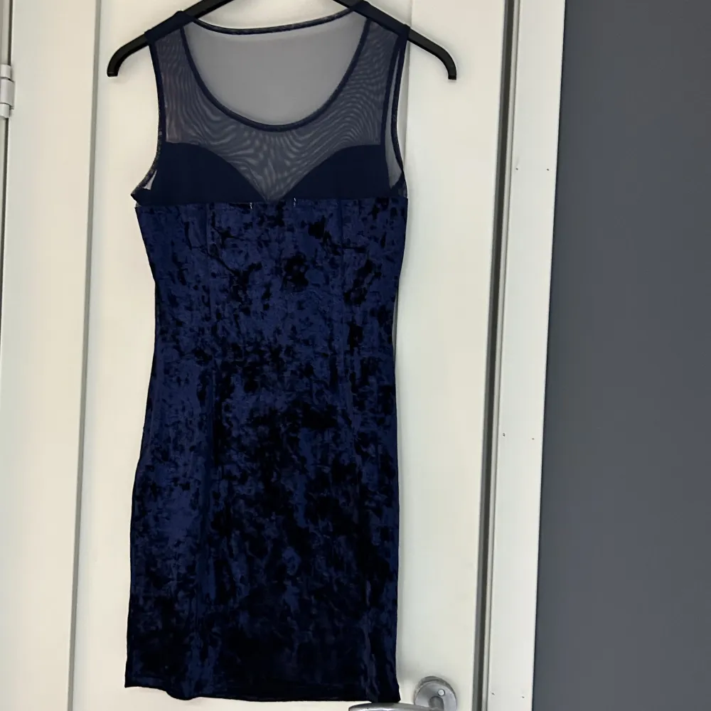 Velour Klänning köpte från Nelly trend och använd bara en gång. Normal i storlek är i mycket bra skick, och i fin navy färg. . Mekot.