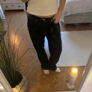 Svarta jeans!  - Assnygga svarta jeans som jag själv klippt slit i längst ner då de va lite för långa för mig! Jag är 170 och en M/38 i jeans och dem sitter oversized på mig💖💓💕 