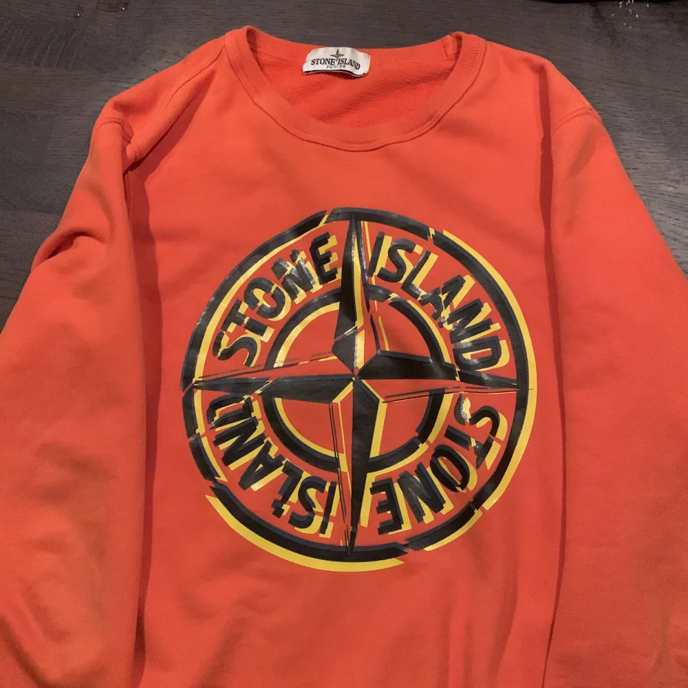 Orange stone island tröja. Mitt pris 650, nypris ca 2000. Skicket på tröjan är 8,5/10. Modellen är 155 och väger 44kg. . Tröjor & Koftor.