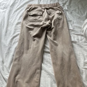 Juicy couture sätt beige  - Säljer detta jättefina juicysätt, använts få gånger, nästan helt nytt.