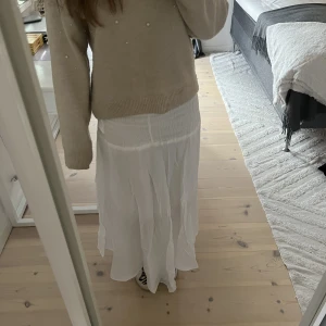 Vit långkjol - Supersöt vit långkjol i linne med knytning baktill. Köpt på en marknad i Thailand men har aldrig kommit till användning🤗🤩