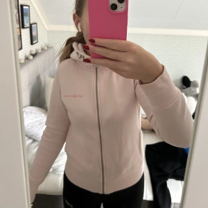 Rosa zipup hoodie ifrån Sail Racing  - Säljer min rosa sailracing zipup hoodie i storlek S då den inte kommer till användning längre, använd ett fåtal gånger 💞Säljer för 100kr + frakt!